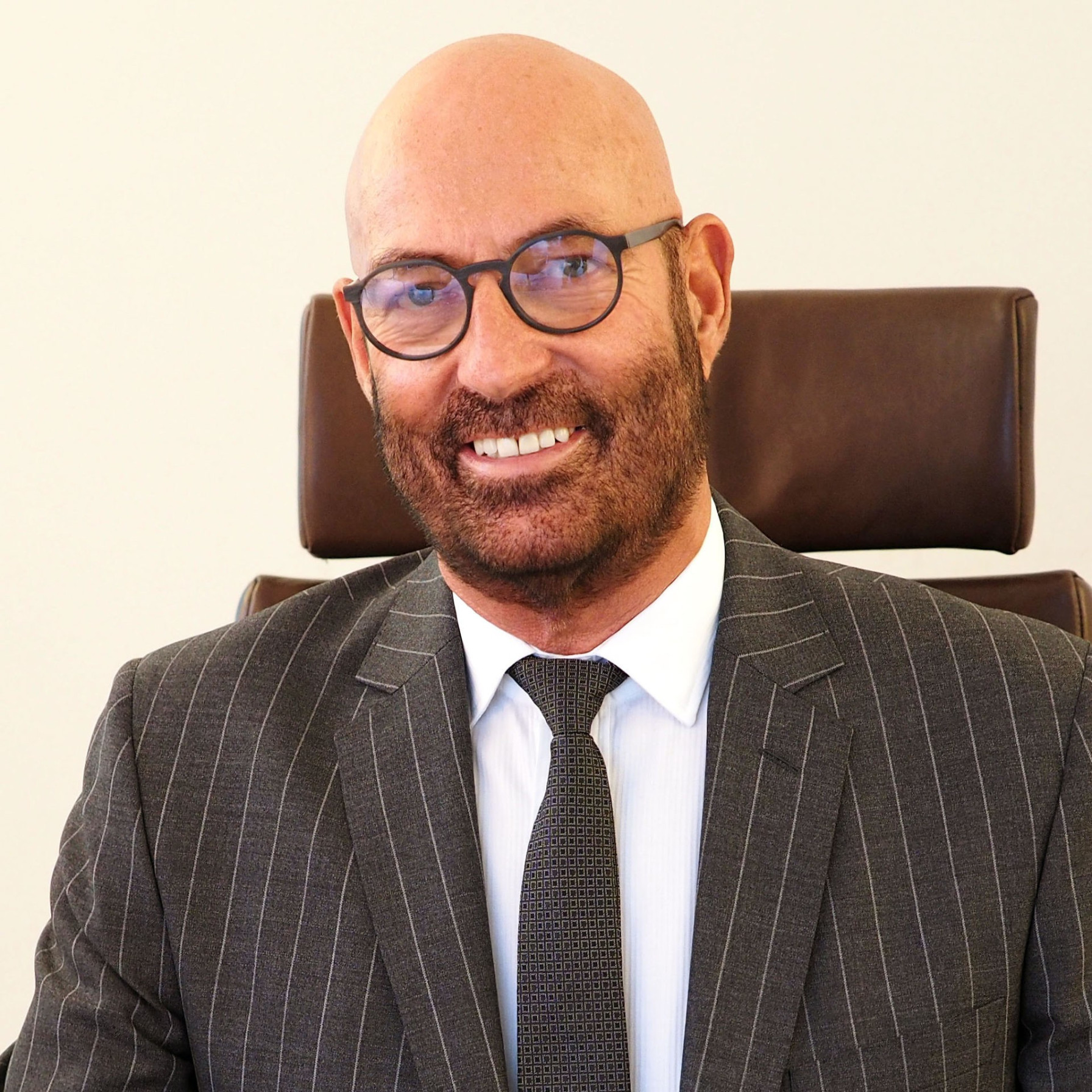 Otto Scheiflinger mit Brille und dunklem Anzug