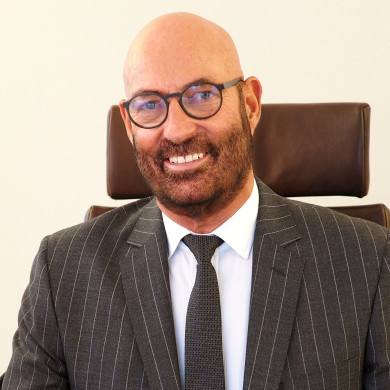 Otto Scheiflinger mit Brille und dunklem Anzug